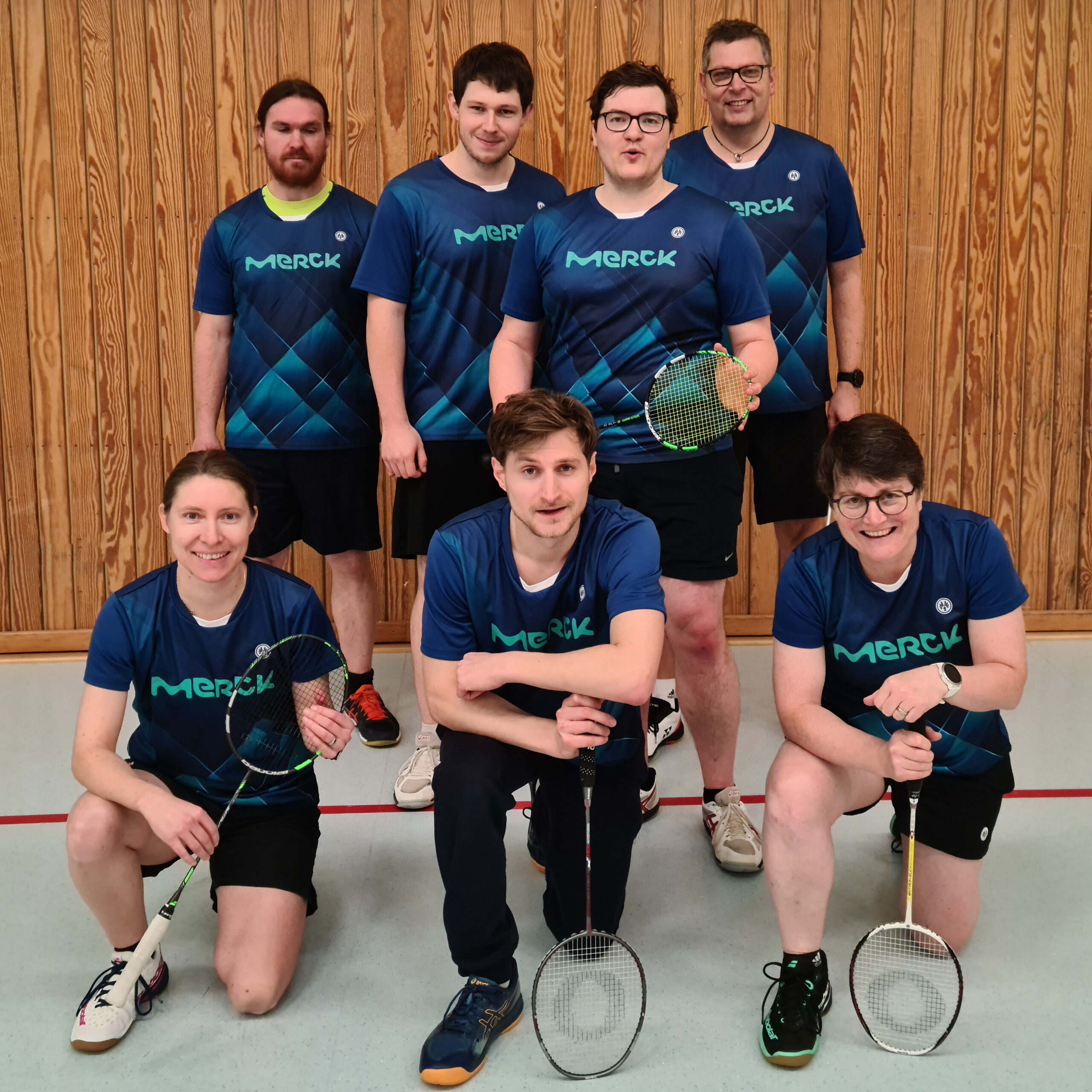 Badmintonspieler im Match auf dem Spielfeld