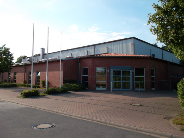 Außenansicht der Hirschbachhalle in Zeilhard