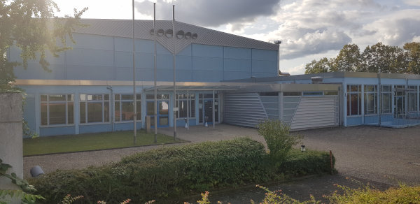 Außenansicht der Mehrzweckhalle in Spachbrücken